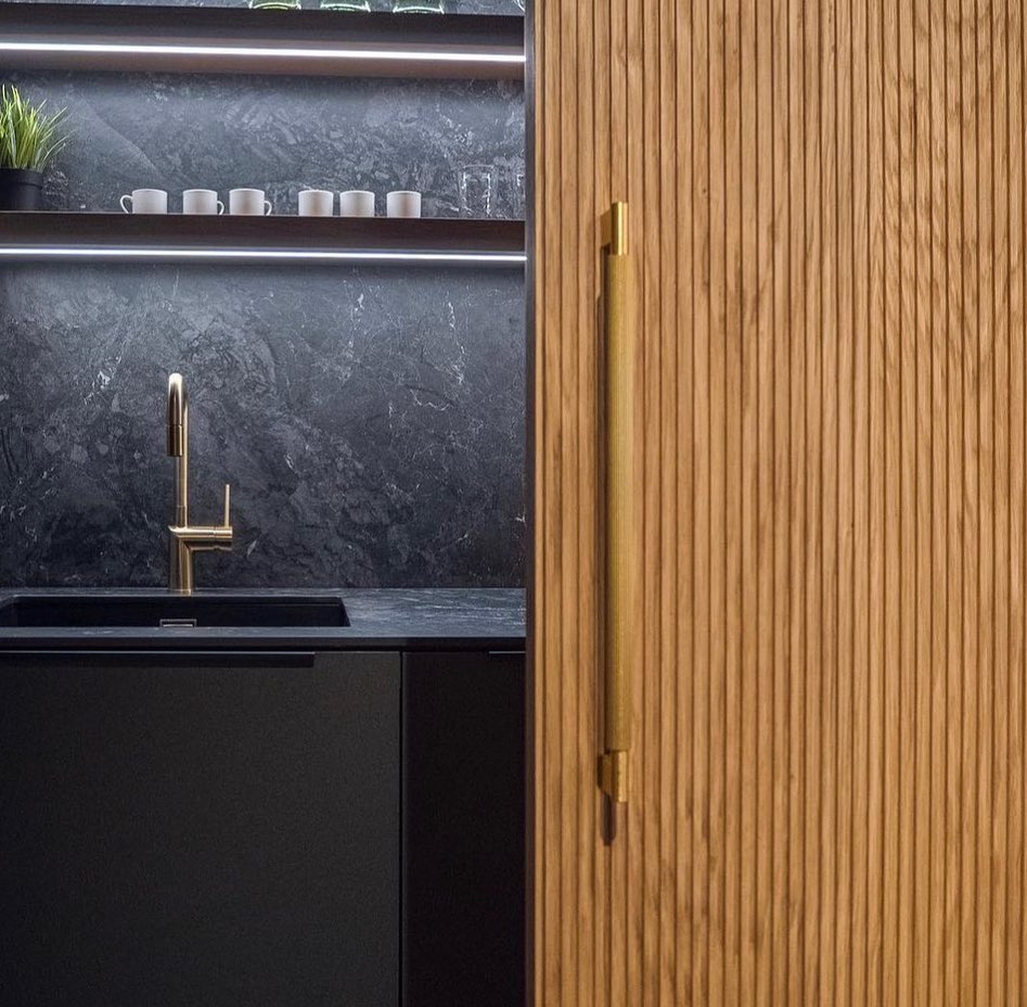 Einbauschrank mit Holzlamellen-Front – Latho by WVS Ostrowski